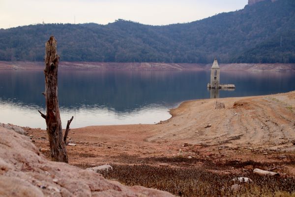 A very visible bell tower at the Sau reservoir as the water level is low (by Laura Busquets)
